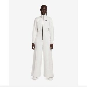 Nike Sports Tech Fleece Windrunner jumpsuit in gray. Size M. NWT.